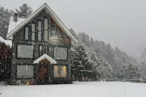 Suite Room @ Frozen Fall - Tangmarg w/ Breakfast Included
