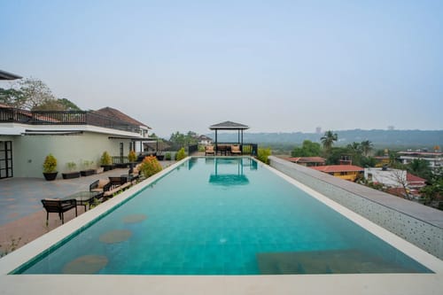 Kamerios Regalia | Elegant Pet-friendly 2-BHK Apartment With Rooftop Pool & Lift – 2 bedroom villa in North Goa, Goa