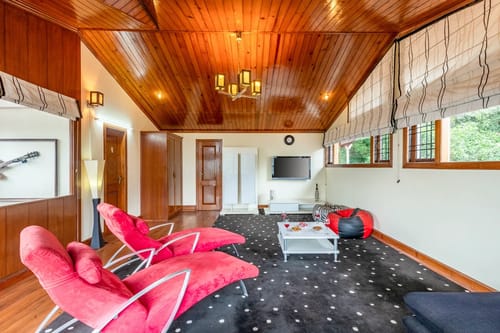 The Meadow | Elegant 3-BHK Hill Retreat With Entertainment Lounge & Terrace – 3 bedroom villa in Nainital, Uttarakhand