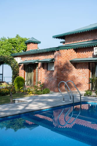 Horizon W/ Outdoor Pool – 4 bedroom villa in Kasauli, Himachal Pradesh
