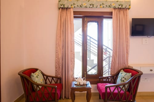 Sukhmani Cottage | 5-BHK Hilltop Hideaway With Garden, Terrace & Scenic Views – 5 bedroom villa in Kasauli, Himachal Pradesh