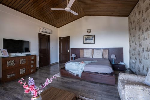 Villa Mountain Crest w/ Outdoor Pool – 6 bedroom villa in Kasauli, Himachal Pradesh