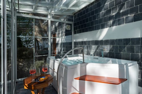 Crescent Peak W/Jacuzzi – 3 bedroom villa in Kasauli, Himachal Pradesh