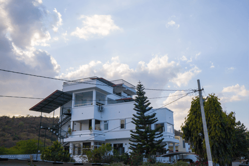 Kasturi Villa | 6-BHK Pet-Friendly Villa Near Sajjangarh Palace With Plunge Pool & Terrace – 6 bedroom villa in Udaipur, Rajasthan