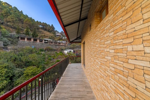 Vyasa Resorts | 2-BHK Duplex Cottage With Lounge Area, Balcony & Picturesque Hill Views| 5 mins From Mussorie Lake – 2 bedroom villa in Mussoorie, Uttarakhand