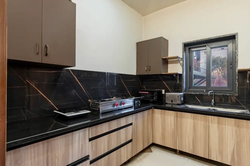 Evara | Serene Pet-friendly 4-BHK Hill Retreat With Balcony, Fireplace & Scenic Views – 4 bedroom villa in Mussoorie, Uttarakhand