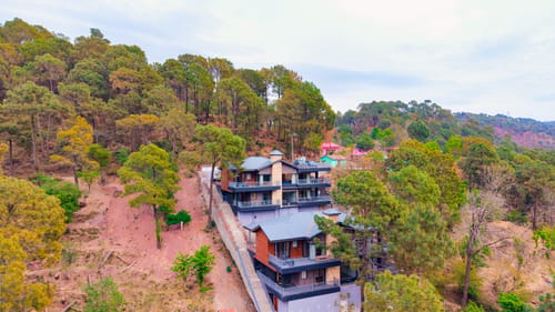 The Retreat Villa | 4-BHK Hillside Retreat with Indoor Pool, Jacuzzis | Near Kasauli Hill Station – 4 bedroom villa in Kasauli, Himachal Pradesh