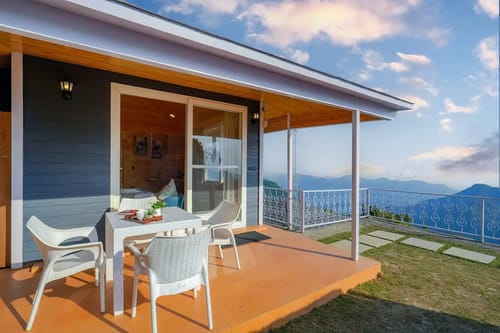 Top Tibba - Wooden Cabin with balcony & garden – 1 bedroom villa in Mussoorie, Uttarakhand