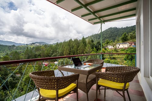 Adrushya | Stunning 1-BHK Retreat with Hill Views, Karaoke Room & Restaurant  – 1 bedroom villa in Mukteshwar, Uttarakhand