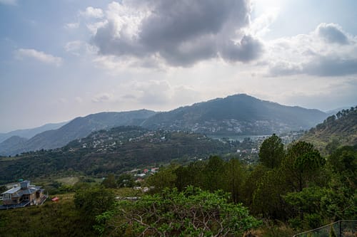 Echo By The Lakes | Lake-View Pet-friendly 2-Bedroom Retreat With Common Garden & Game Zone – 2 bedroom villa in Nainital, Uttarakhand