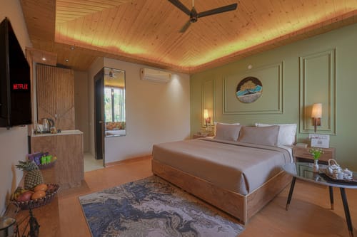Pine View Resort | Pet-friendly Hilltop 1-Suite With Garden-Facing Balcony, Rooftop lounge, Restro & Game Zone – 1 bedroom villa in Kasauli, Himachal Pradesh