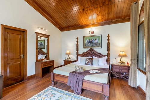 The Meadow | Elegant 3-BHK Hill Retreat With Entertainment Lounge & Terrace – 3 bedroom villa in Nainital, Uttarakhand