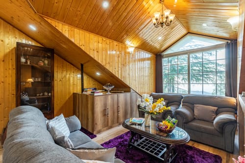 Hill Top Farmstead | Heritage 3-BHK English-Style Villa With Balcony, Gazebo & Stunning Hill Views – 3 bedroom villa in Shimla, Himachal Pradesh