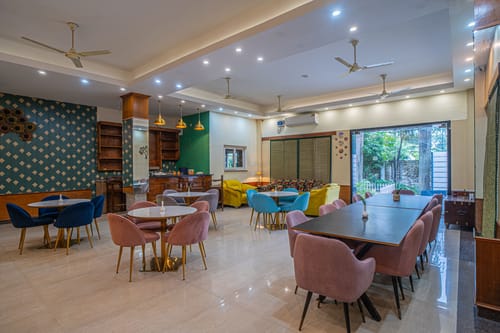 Impreza Luxury Stays Classic Room | Pet-friendly 1-Room Retreat With Common Lounge Area, Garden, Verandah & Restro – 1 bedroom villa in Dehradun, Uttarakhand
