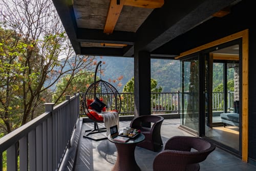 The Retreat Villa | 4-BHK Hillside Retreat with Indoor Pool, Jacuzzis | Near Kasauli Hill Station – 4 bedroom villa in Kasauli, Himachal Pradesh