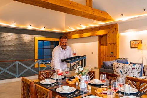 The Retreat Villa | 4-BHK Hillside Retreat with Indoor Pool, Jacuzzis | Near Kasauli Hill Station – 4 bedroom villa in Kasauli, Himachal Pradesh