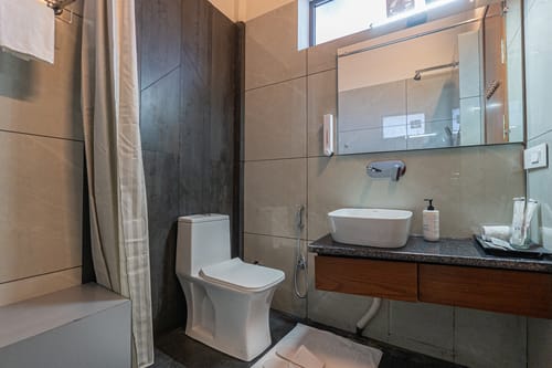 Lakefront Suite | 1- BHK Apartment With Outdoor Sit Out Area – 1 bedroom villa in Bhimtal, Uttarakhand