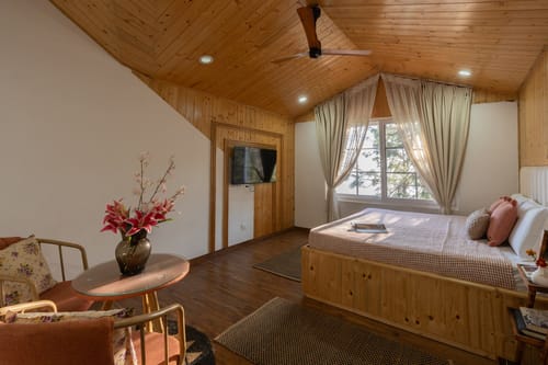 Crescent Peak W/Jacuzzi – 3 bedroom villa in Kasauli, Himachal Pradesh
