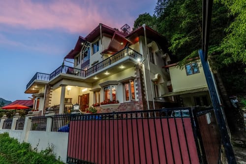 The Meadow | Elegant 3-BHK Hill Retreat With Entertainment Lounge & Terrace – 3 bedroom villa in Nainital, Uttarakhand