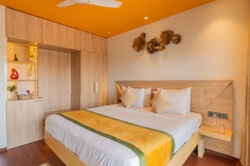Gracias Bleu | 1-Room Retreat With Sea Views, Common Pool, & Restro Close to Ashwem Beach – 1 bedroom villa in North Goa, Goa