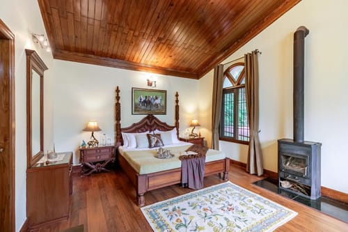 The Meadow | Elegant 3-BHK Hill Retreat With Entertainment Lounge & Terrace – 3 bedroom villa in Nainital, Uttarakhand