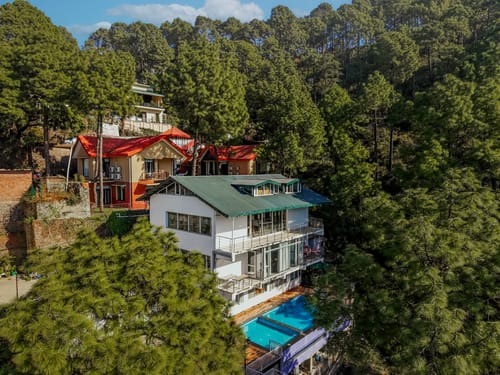 Golden Meadow Villa | Pet-friendly Hillside 3-BHK Retreat With Outdoor Lounge, Balcony & Scenic Views – 3 bedroom villa in Kasauli, Himachal Pradesh
