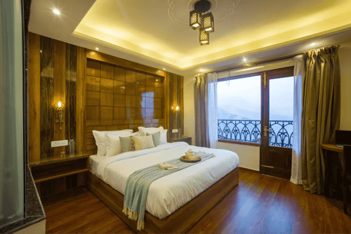 Pine Shadow Fuchsia | Hillside Retreat With Picturesque Balcony & Restaurant – 1 bedroom villa in Shimla, Himachal Pradesh