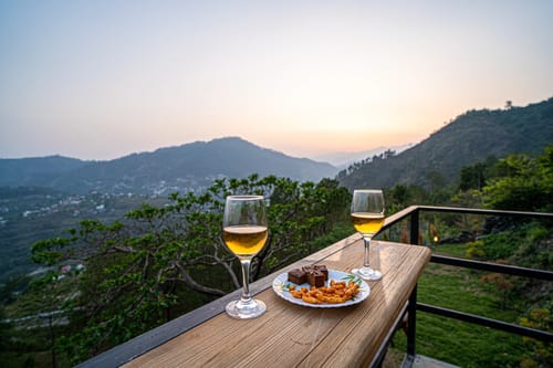 Echo By The Lakes | Lake-View Pet-friendly 2-Bedroom Retreat With Common Garden & Game Zone – 2 bedroom villa in Nainital, Uttarakhand