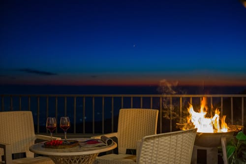Evara | Pet-friendly 2-BHK Hilltop Hideaway With Balcony, Fireplace & Views – 2 bedroom villa in Mussoorie, Uttarakhand