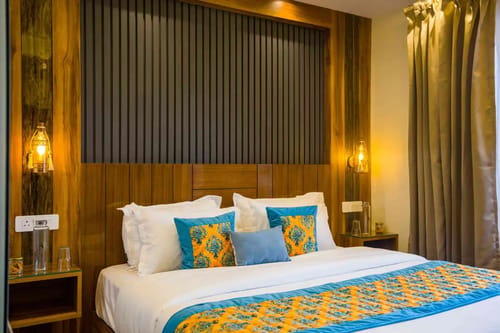 Pine Shadow Fuchsia | Hillside Retreat With Picturesque Balcony & Restaurant – 1 bedroom villa in Shimla, Himachal Pradesh