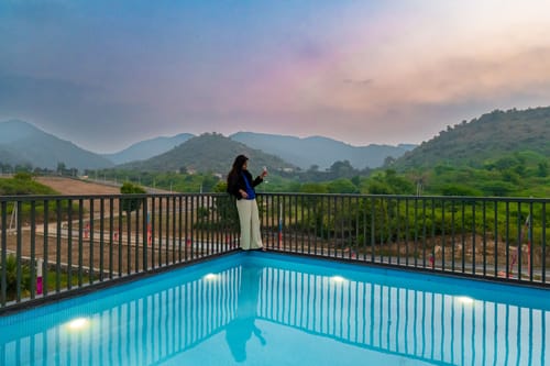Vaikunth Villa | 3 BHK Getaway with Rooftop Pool, Sit-out Area, Jacuzzi, Scenic Lake & Hill Views – 3 bedroom villa in Udaipur, Rajasthan