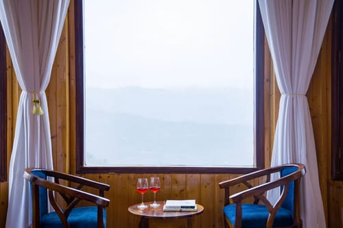 Pine Shadow Flamingo | Pet-friendly Hilltop Suite With Panoramic Views & Restaurant – 1 bedroom villa in Shimla, Himachal Pradesh