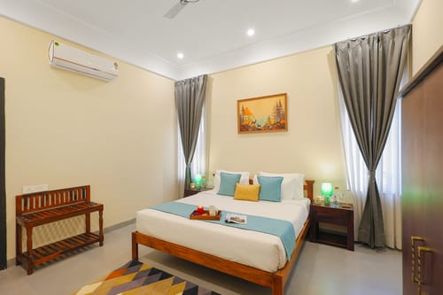 Vaikunth Villa | 3 BHK Getaway with Rooftop Pool, Sit-out Area, Jacuzzi, Scenic Lake & Hill Views – 3 bedroom villa in Udaipur, Rajasthan
