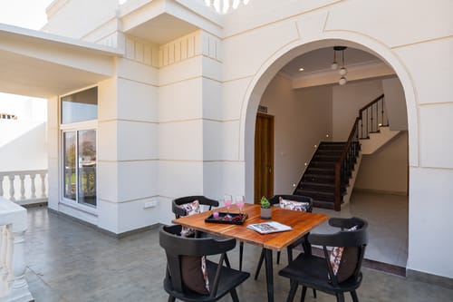 Mandovar Mountain Valley Retreat | 4 Room Pet-friendly Suite In a Private Estate with Shared Pool, Garden, Restaurant & Hill Views – 4 bedroom villa in Udaipur, Rajasthan