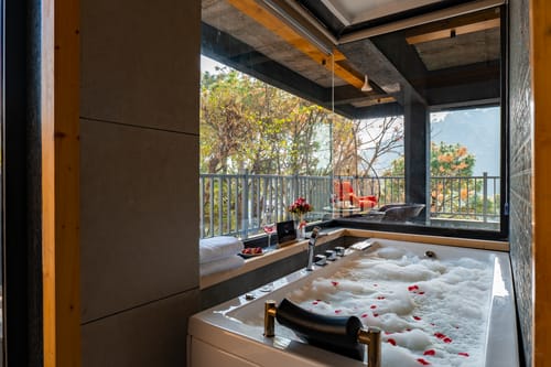 The Retreat Villa | 4-BHK Hillside Retreat with Indoor Pool, Jacuzzis | Near Kasauli Hill Station – 4 bedroom villa in Kasauli, Himachal Pradesh