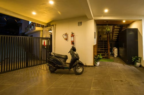Evara | Pet-friendly 2-BHK Hilltop Hideaway With Balcony, Fireplace & Views – 2 bedroom villa in Mussoorie, Uttarakhand