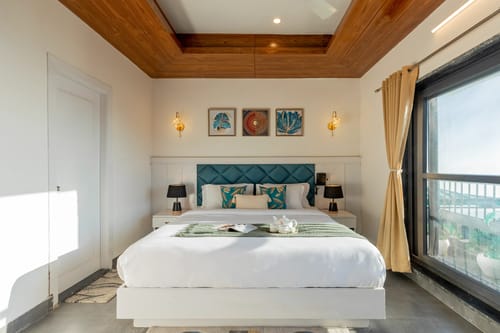 Evara | Pet-friendly 2-BHK Hilltop Hideaway With Balcony, Fireplace & Views – 2 bedroom villa in Mussoorie, Uttarakhand