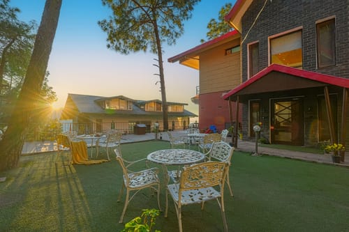 Golden Meadow Villa | Pet-friendly Hillside 3-BHK Retreat With Outdoor Lounge, Balcony & Scenic Views – 3 bedroom villa in Kasauli, Himachal Pradesh