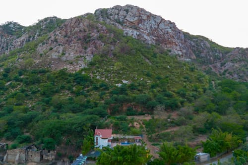 Ramgarh Wild Retreat | Elegant Colonial-Style 2-BHK Villa Amidst the Hills with Private Pool & Garden – 2 bedroom villa in Jaipur, Rajasthan