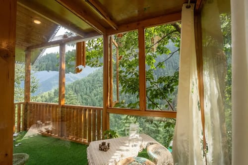 The Sinatra Skylight: Glass treehouse in the mist