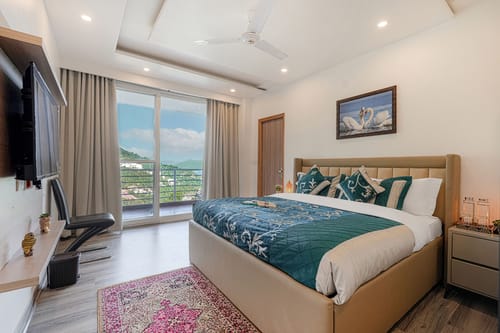 Pinnacle | Hilltop 3-BHK Apartment with Picturesque Balcony & Scenic Views  – 3 bedroom villa in Kasauli, Himachal Pradesh