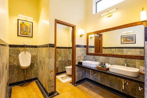 Tiger Cave Suite | Pet-friendly Room with Shared Pool & Garden on Main Ranthambore Road – 1 bedroom villa in Ranthambore, Rajasthan