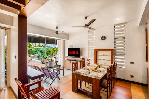 Glass River Retreat | 4-BHK Riverside Getaway with Private Pool, Lakeside Sit-Out & Lounge Area Near Aluva Railway & Metro Station – 4 bedroom villa in Kochi, Kerala