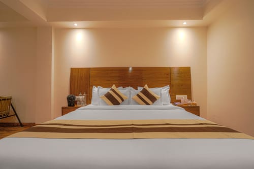 Dilli Villa Blush | Hillside Suite With Private Balcony, Common Pool & Scenic Views – 1 bedroom villa in Kasauli, Himachal Pradesh