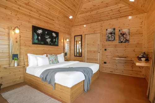 Top Tibba - Wooden Cabin with balcony & garden – 1 bedroom villa in Mussoorie, Uttarakhand