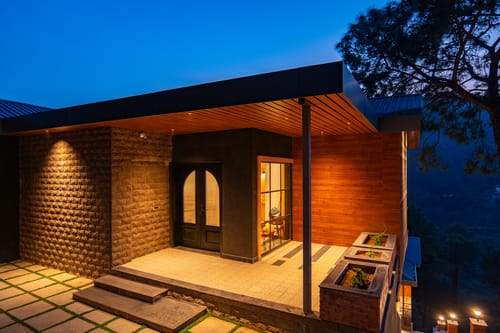 The Retreat Villa | 4-BHK Hillside Retreat with Indoor Pool, Jacuzzis | Near Kasauli Hill Station – 4 bedroom villa in Kasauli, Himachal Pradesh