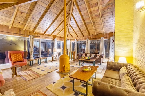 Mystwood | 3-BHK Pet-friendly Retreat With Garden, Gaming Zone & Lounge Area – 3 bedroom villa in Nainital, Uttarakhand