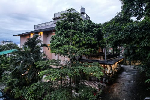 Impreza Luxury Stays Classic Room | Pet-friendly 1-Room Retreat With Common Lounge Area, Garden, Verandah & Restro – 1 bedroom villa in Dehradun, Uttarakhand