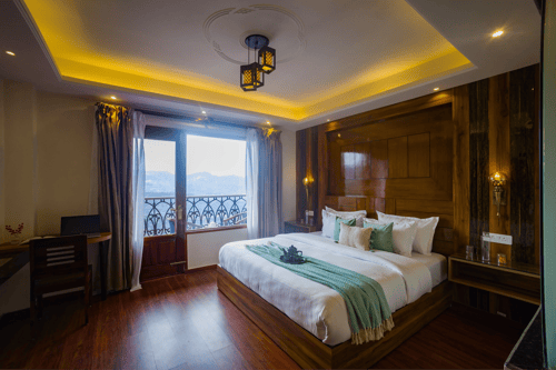 Pine Shadow Fuchsia | Pet-friendly Hillside Retreat With Picturesque Balcony & Restaurant – 1 bedroom villa in Shimla, Himachal Pradesh