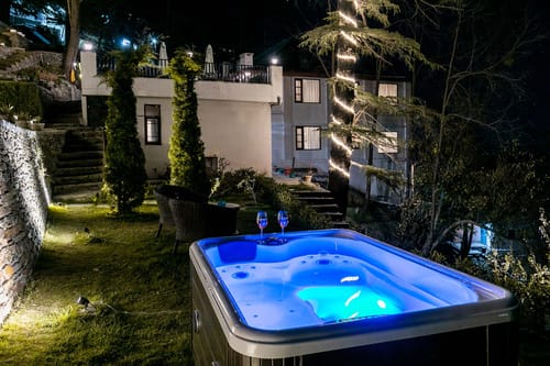 Pine Estate w/ Complimentary Breakfast – 6 bedroom villa in Shimla, Himachal Pradesh